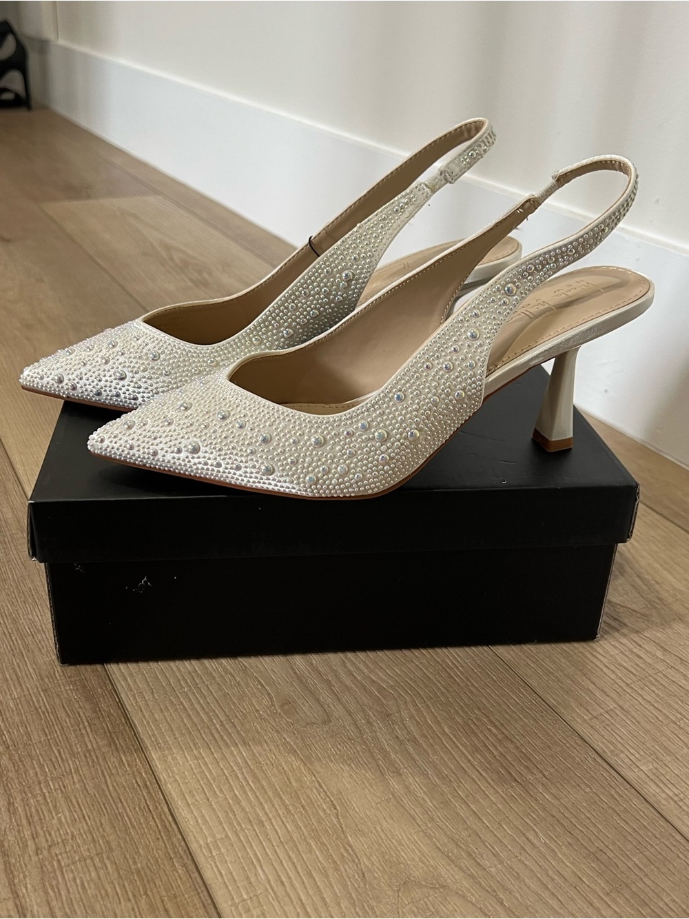 Nicole Miller Scottie Pointed Close Toe kitten heel - Picture 3 of 7